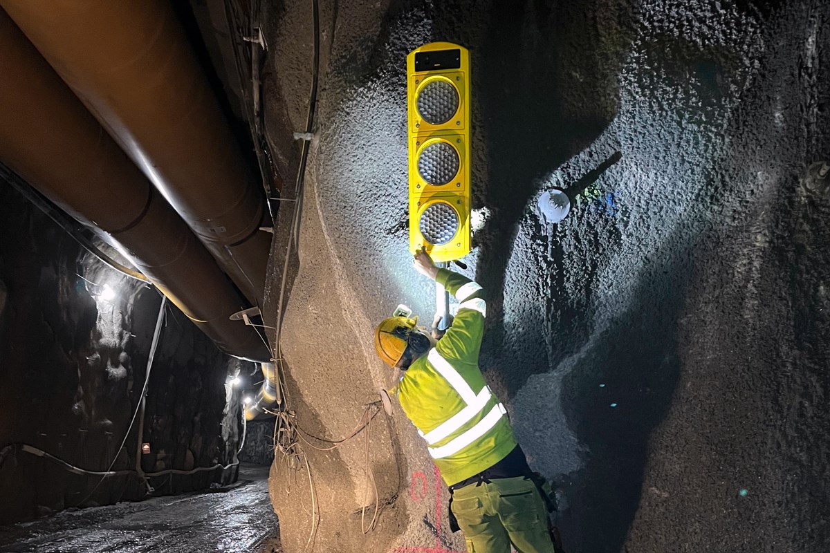 Monterar trafiksignal R6 300 meter under marken